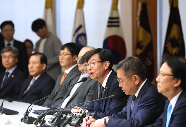 ▲김상조 공정거래위원장이 23일 오전 서울 중구 대한상공회의소에서 재계 11~34위 그룹 중 15개 그룹의 전문경영인들과 가진 정책간담회에서 모두발언하고 있다. (사진=연합뉴스)