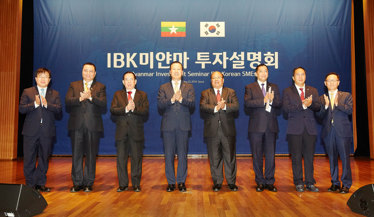 ▲김도진 기업은행장(왼쪽 네 번째), 우 따웅 툰 미얀마 대외경제투자부 장관(오른쪽 네 번째), 우 탄 신 주한미얀마대사(오른쪽 세 번째), 우 쪼 민 윈 미얀마 상공회의소 회장(왼쪽 세 번째)이 23일 서울 중구 대한상공회의소에서 열린 미얀마 투자설명회에서 기념촬영을 하고 있다.(사진제공=IBK기업은행)