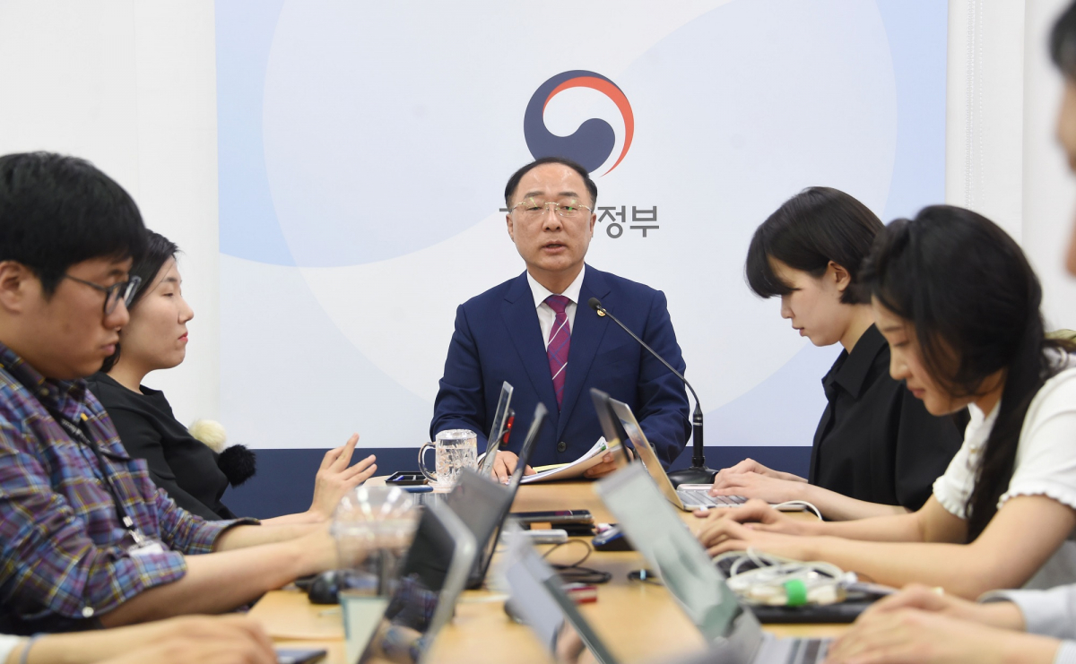 ▲홍남기 경제부총리 겸 기획재정부 장관이 23일 정부세종청사에서 기자간담회를 열고 모두발언을 하고 있다.(사진제공=기획재정부)