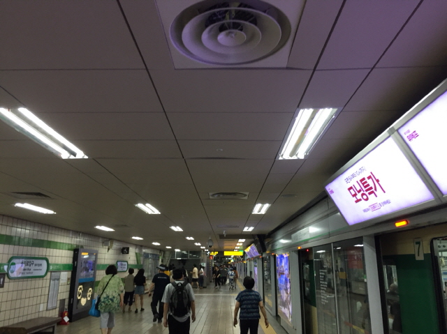 ▲서울시내 한 지하역사 전경.(출처=서울환경연합)