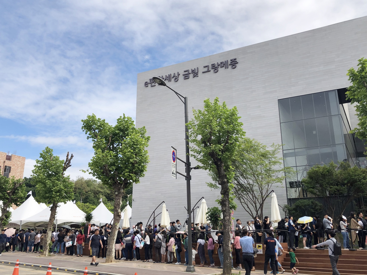 ▲e편한세상 금빛 그랑메종 주말 집객 모습(사진=대림산업)