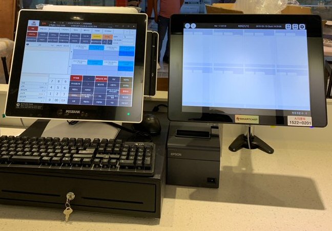 ▲할리스커피 스마트캐스트 KMS(오른쪽).(사진제공=스마트캐스트)