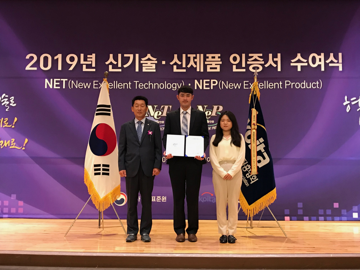 ▲윤종현 경동원 세라텍사업부 연구소장(왼쪽 첫번째)이 플렉스썸으로 신제품인증마크를 획득한 후 기념촬영을 진행하고 있다.(경동나비엔)