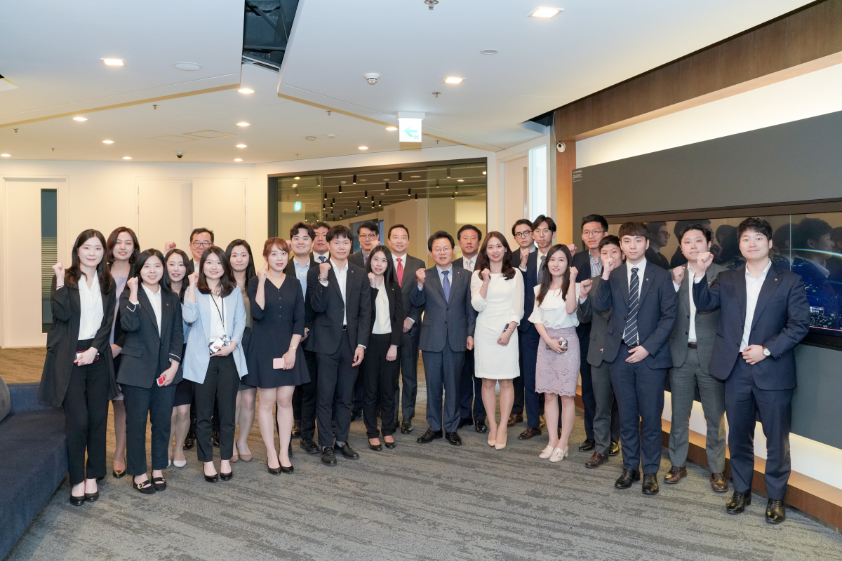 ▲26일 진행된 '농협금융 김광수 회장과 90년대생 직원 간담회'에서 김광수 회장(사진 가운데)과 농협금융 90년대생 직원들이 간담회 전 서울 여의도 소재 IT기업을 견학한 뒤 기념촬영을 하고 있다.(사진제공=농협금융)