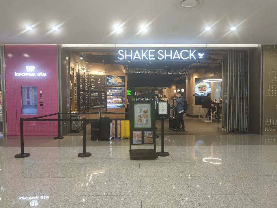 ▲제2 터미널 1층에 있는 버거 가게(사진=박미선 기자 only@)