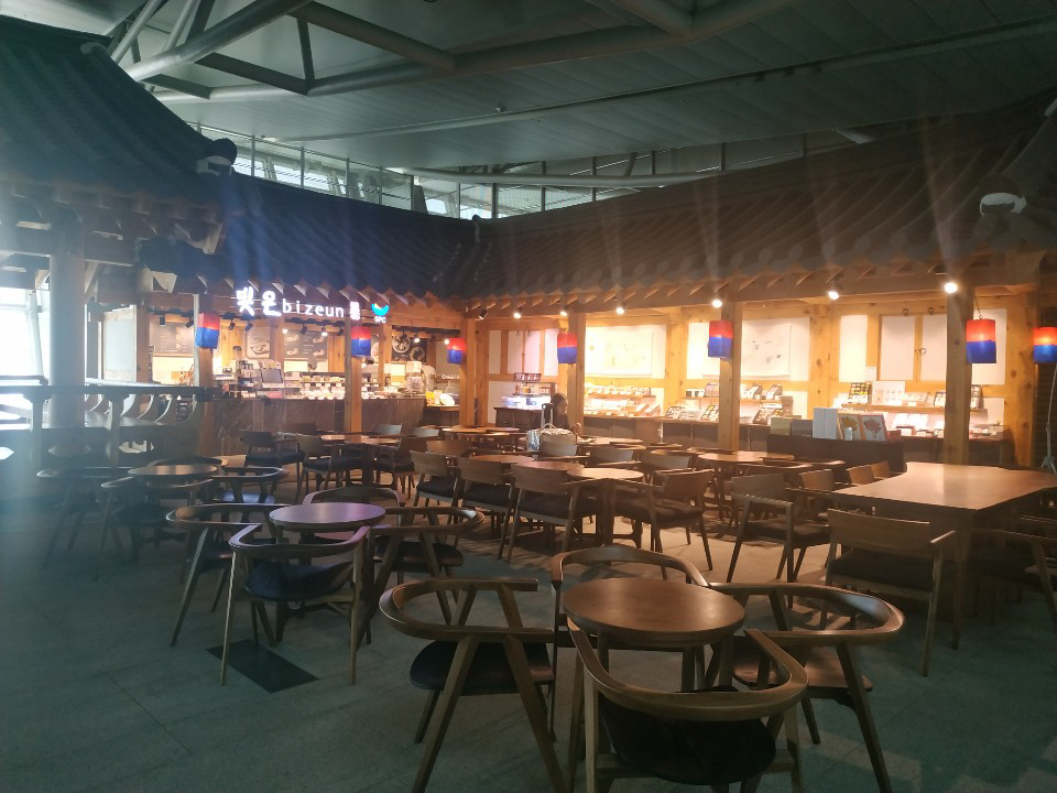 ▲제2 터미널 4층에 있는 카페 (사진=박미선 기자 only@)