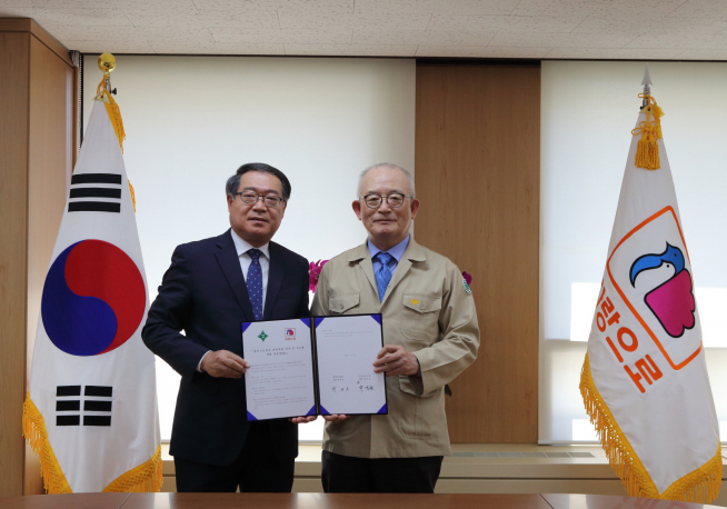 ▲신명호 회장직무대행(오른쪽)이 22일 오후 곽경조 창신고 교장에게 전자칠판 약정서를 전달한 후 기념촬영을 하고 있다. (사진제공=부영그룹)