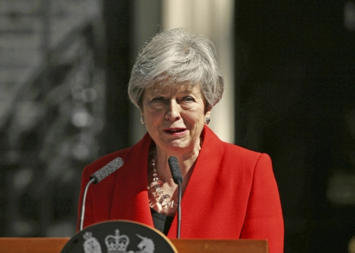 ▲영국의 테리사 메이 총리가 24일 총리 관저 앞에서 6월7일 총리 사임 방침을 발표하고 있다. 런던/AP뉴시스
