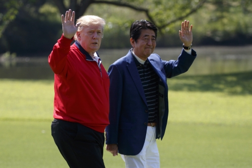 ▲도널드 트럼프(왼쪽) 미국 대통령과 아베 신조 일본 총리가 26일 오전 지바현 모바라 시의 모바라 컨트리클럽에서 라운딩 전 함께 걸으며 손을 들어 인사하고 있다. 모바라/AP뉴시스
