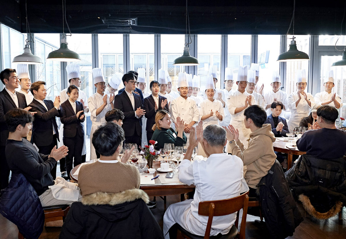 ▲2018 졸업식을 앞둔 SK 뉴스쿨 학생들이 졸업을 축하받고 있다. 사진제공 SK그룹