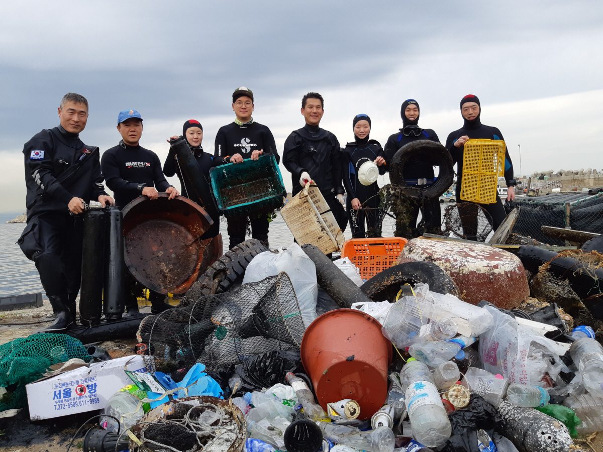 ▲포스코 클린오션봉사단 수중정화 봉사활동. 사진제공 포스코