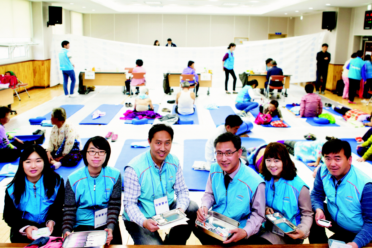 ▲한국수자원공사는 2009년부터 전문의료단체와 함께 ‘사랑나눔 의료봉사’를 통해 의료환경이 열악한 지역의 주민들에게 다양한 의료 서비스를 하고 있다. 사진은 의료봉사활동 현장.(한국수자원공사)