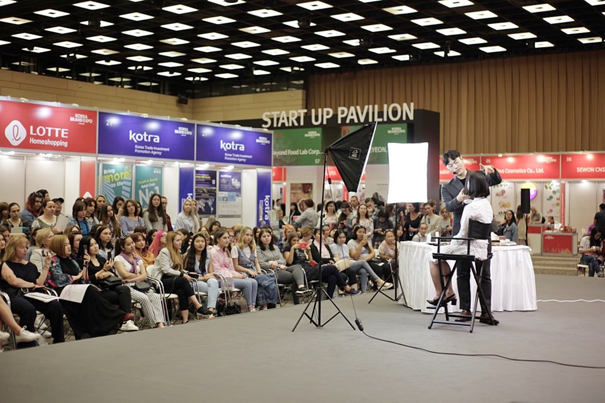 ▲23일(목)부터 이틀간 러시아 모스크바에서 진행된 '대한민국 브랜드 엑스포 in 모스크바' 한국상품 수출 상담회에서 유명 메이크업 아티스트가 참여 중소기업 상품을 활용한  메이크업 시연회를 진행했다.  (사진제공=롯데홈쇼핑)