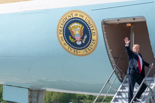 ▲도널드 트럼프 대통령이 24일(현지시간) 방일 경유지인 알래스카에서 일본으로 향하는 전용기에 오르며 손을 들어 인사하고 있다. 알라스카/UPI연합뉴스
