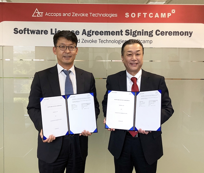 ▲배환국 소프트캠프 대표(왼쪽)와 도시로 야마다 아즈치 대표가 계약 체결 후 기념촬영을 하고 있다. (소프트캠프)