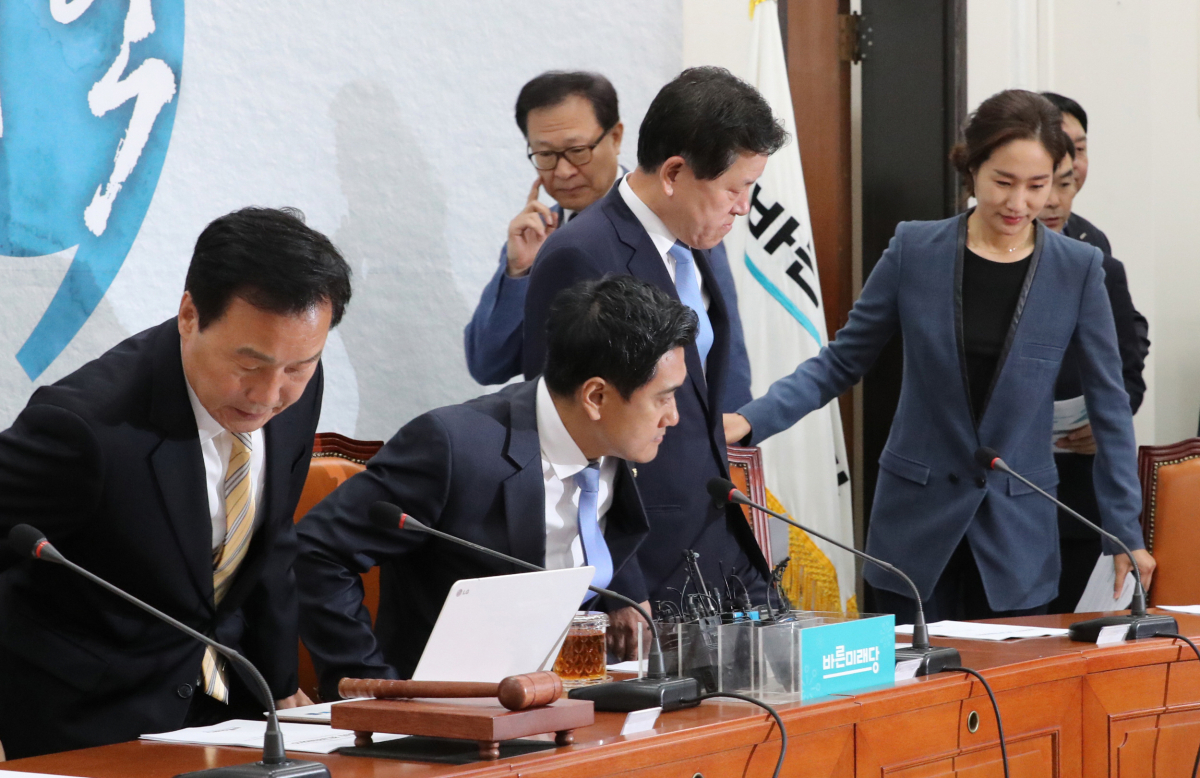 ▲27일 국회에서 열린 바른미래당 최고위원회의에서 참석자들이 회의장으로 들어서고 있다.(사진=연합뉴스)