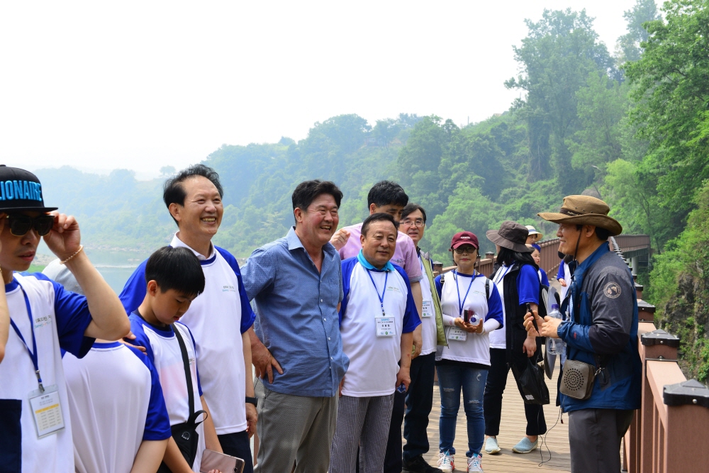 ▲삼표그룹은 지난 25일 경기 연천군 학생을 대상으로 환경예술 체험 활동인 ‘제3회 삼표와 그린 지구’를 열었다고 밝혔다. 행사에서는 학생들과 함께 유네스코 세계지질공원 후보지인 한탄강지질공원을 답사했다.(사진제공=삼표그룹)