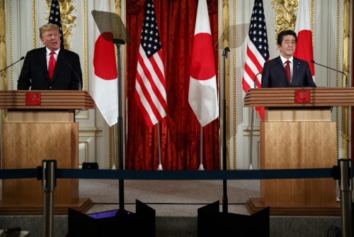 ▲도널드 트럼프(왼쪽) 미국 대통령과 아베 신조 일본 총리가 27일(현지시간) 도쿄 영빈관에서 정상회담 후 공동 기자회견을 하고 있다. 도쿄/AP뉴시스
