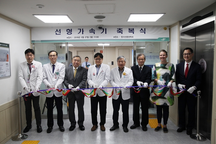 ▲강동성심병원(병원장 이주헌)이 27일 오전 11시 본관 지하2층 방사선종양학과에서 ‘Versa HD APEX’개소식을 갖고 있다.(강동성심병원)