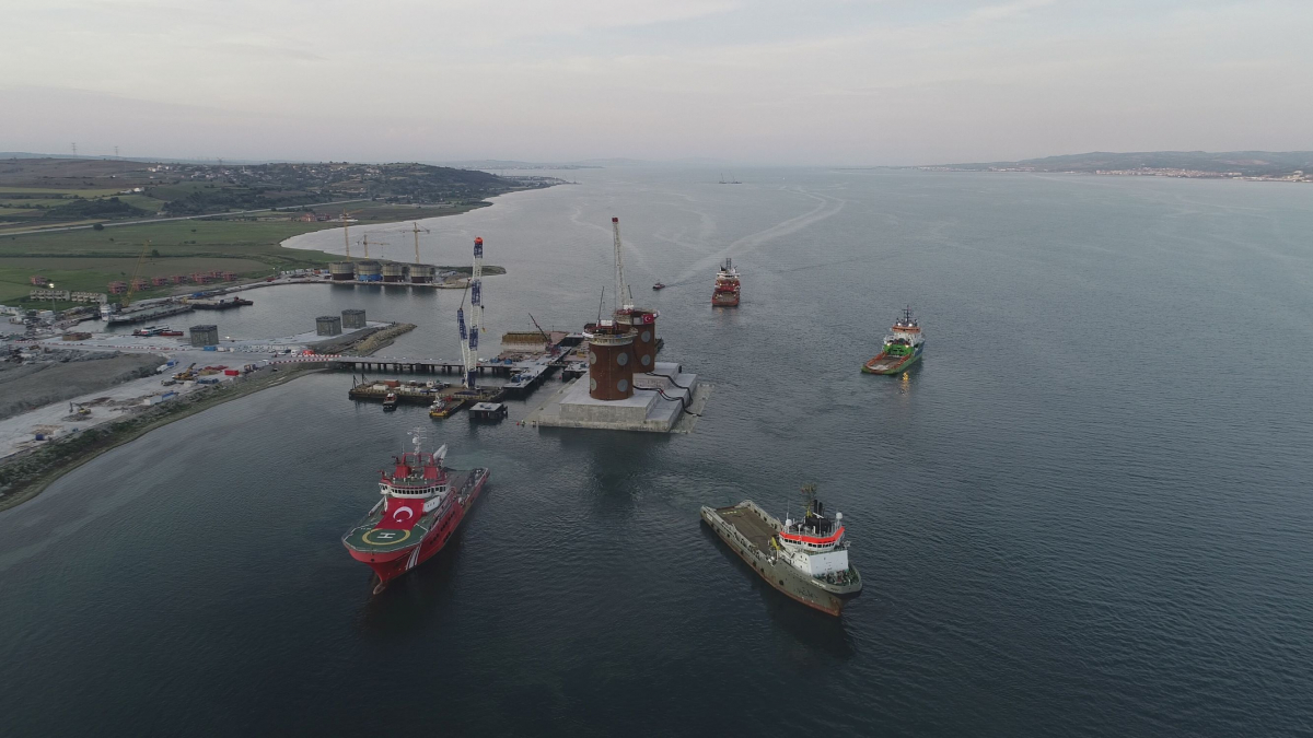 ▲대림산업과 SK건설이 6만톤 규모의 케이슨을 제작장에서 예인선을 이용해 설치할 장소까지 이동시키고 있다.(사진=대림산업)