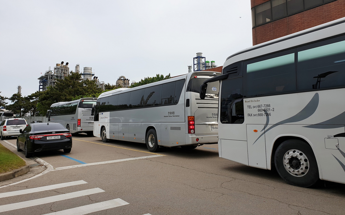 ▲한화토탈 대산공장으로 들어가는 직원 출근 차량. (사진=연합뉴스)