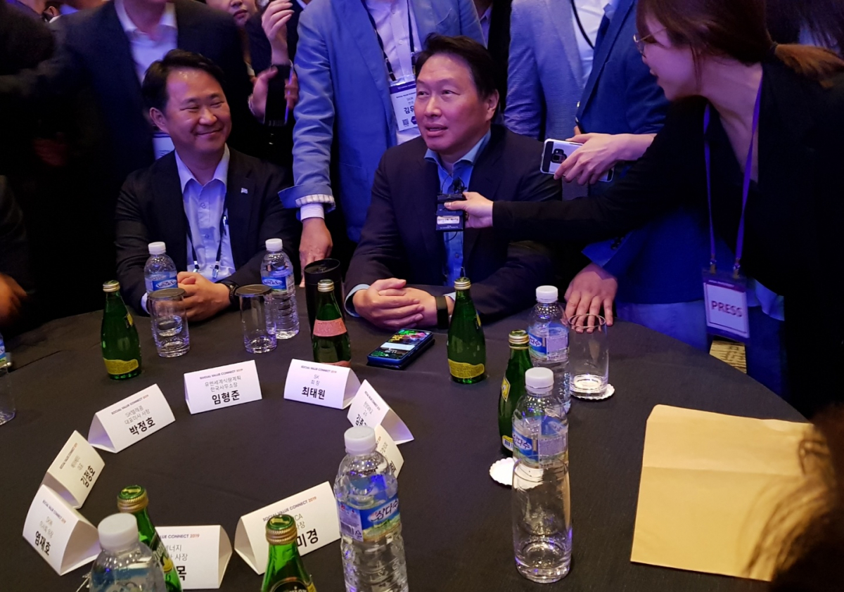 ▲최태원(가운데) SK그룹 회장이 28일 서울 그랜드워커힐 호텔에서 열린 '소셜밸류커넥트 2019(SOVAC 2019)’에 참석해 기자들과 이야기를 나누고 있다.(변효선 기자 hsbyun@)