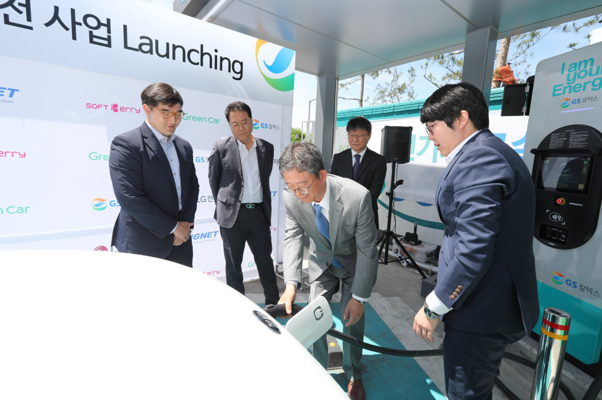 ▲GS칼텍스 하홍식 상무(가운데)가 전기차 충전을 시연하고 있다.(사진 제공=GS칼텍스)