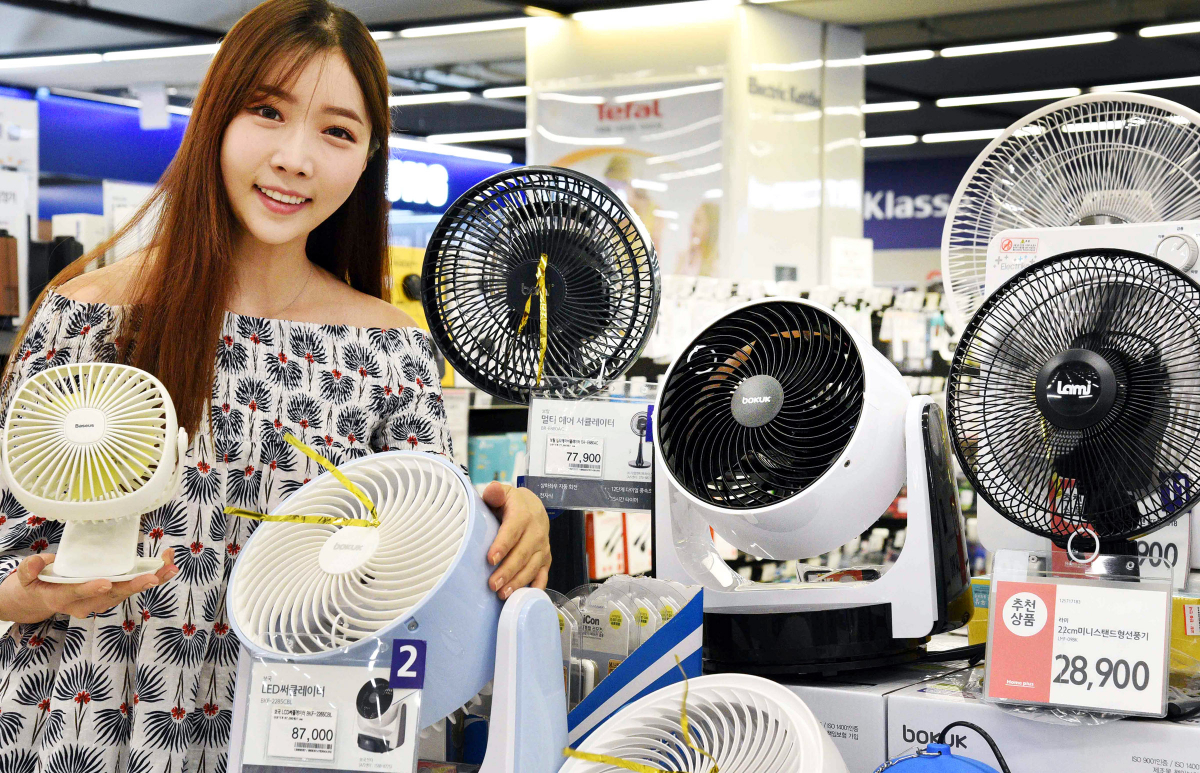 ▲모델이 28일 서울 등촌동 홈플러스 강서점에서 선풍기를 선보이고 있다. (사진제공=홈플러스)