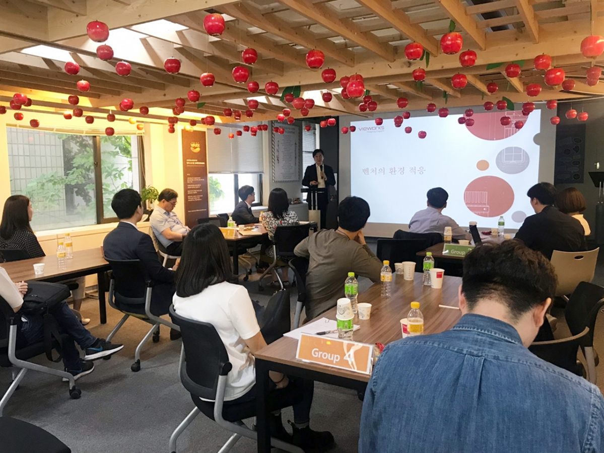 ▲김후식 뷰웍스 대표가 28일 벤처기업협회 SVI(서울벤처인큐베이터)가 서울 강남구 팁스타운 S2 브이아크에서 개최한 '제8회 롤모델 휴먼라이브러리'에서 강연을 펼치고 있다.(사진제공=벤처기업협회)