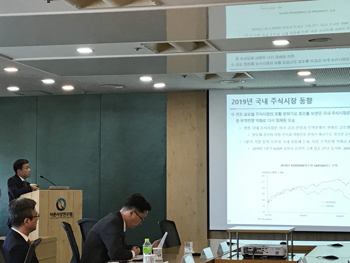 ▲장근혁(맨 왼쪽) 자본시장연구원 연구위원이 28일 서울 여의도 금투센터에서 열린 '2019년 하반기 경제 및 자본시장 전망'에서 하반기 국내 주식시장 동향에 대해 발표하고 있다. (김나은 기자 better68@)