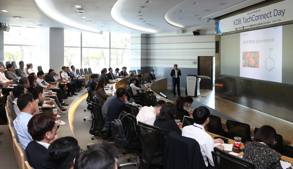 ▲가톨릭관동대학교 국제성모병원 핵의학 과장 이종두 교수가 28일 여의도 산업은행 본점에서 열린 'KDB 테크커넥트 데이'에서 개발기술을 설명하고 있다.(사진제공=산업은행)