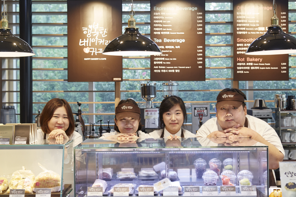 ▲장애인 직원들이 운영하는 ‘행복한 베이커리·카페’. 사진제공=SPC그룹