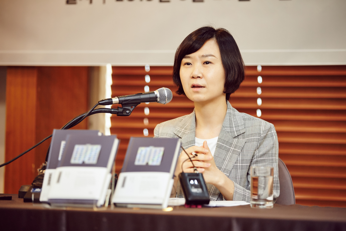 ▲조남주 작가가 28일 오전 서울 중구 프레스센터에서 열린 새 장편소설 '사하맨션' 출간 기자간담회에서 취재진의 질의에 답하고 있다. (사진제공=민음사)