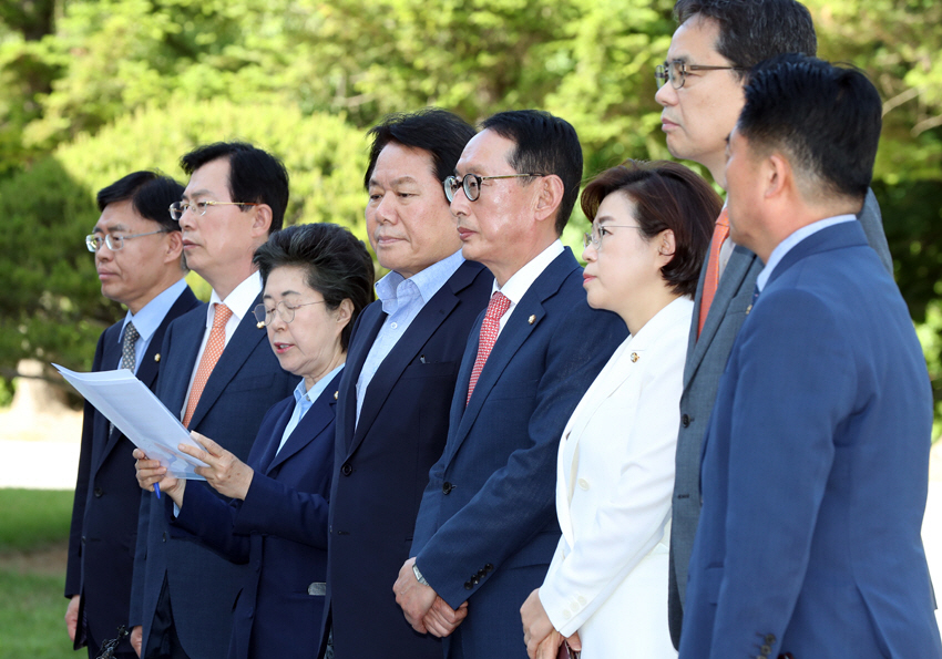 ▲자유한국당 원내부대표단 및 국회정보위원들이 28일 서훈 국가정보원장과 양정철 민주연구원장의 만찬 회동과 관련해 서울 서초구 국가정보원을 항의 방문하고 있다. 왼쪽부터 최교일·이만희·이은재·정양석·김도읍·김정재·곽상도·김규환 의원.  연합뉴스