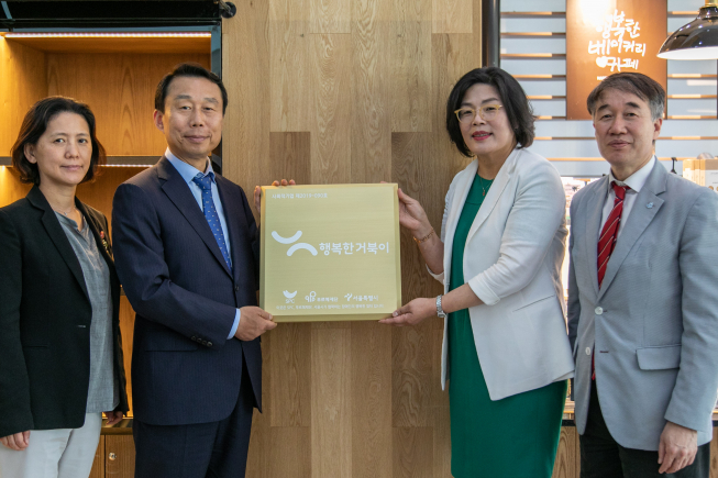 ▲ 28일 사회적기업 ‘행복한거북이’ 현판식에서 참석자들이 기념촬영을 하고 있다. (왼쪽부터) 정선애 서울특별시 서울혁신기획관, SPC그룹 김범호 부사장, 윤미라 행복한거북이대표, 백경학 푸르메재단 상임이사.