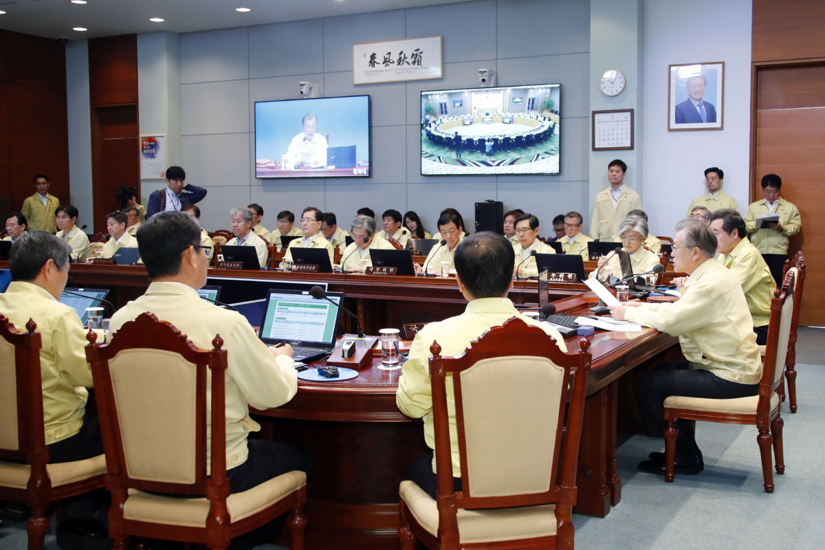 ▲문재인 대통령이 29일 오전 청와대 여민관 영상회의실에서 열린 을지태극 국무회의를 주재하고 있다. (출처=연합뉴스)