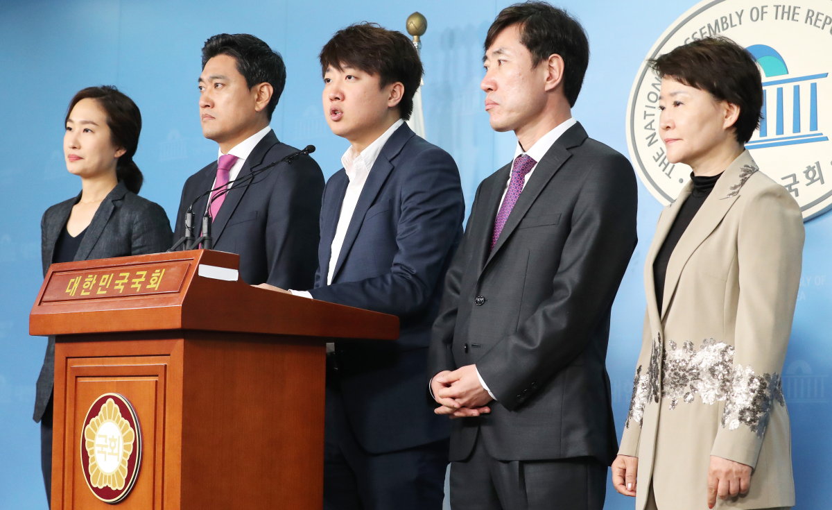 ▲바른미래당 오신환 원내대표와 최고위원들이 29일 오전 국회 정론관에서 혁신위원회 출범 수용을 촉구하는 회견을 하고 있다.(사진=연합뉴스)