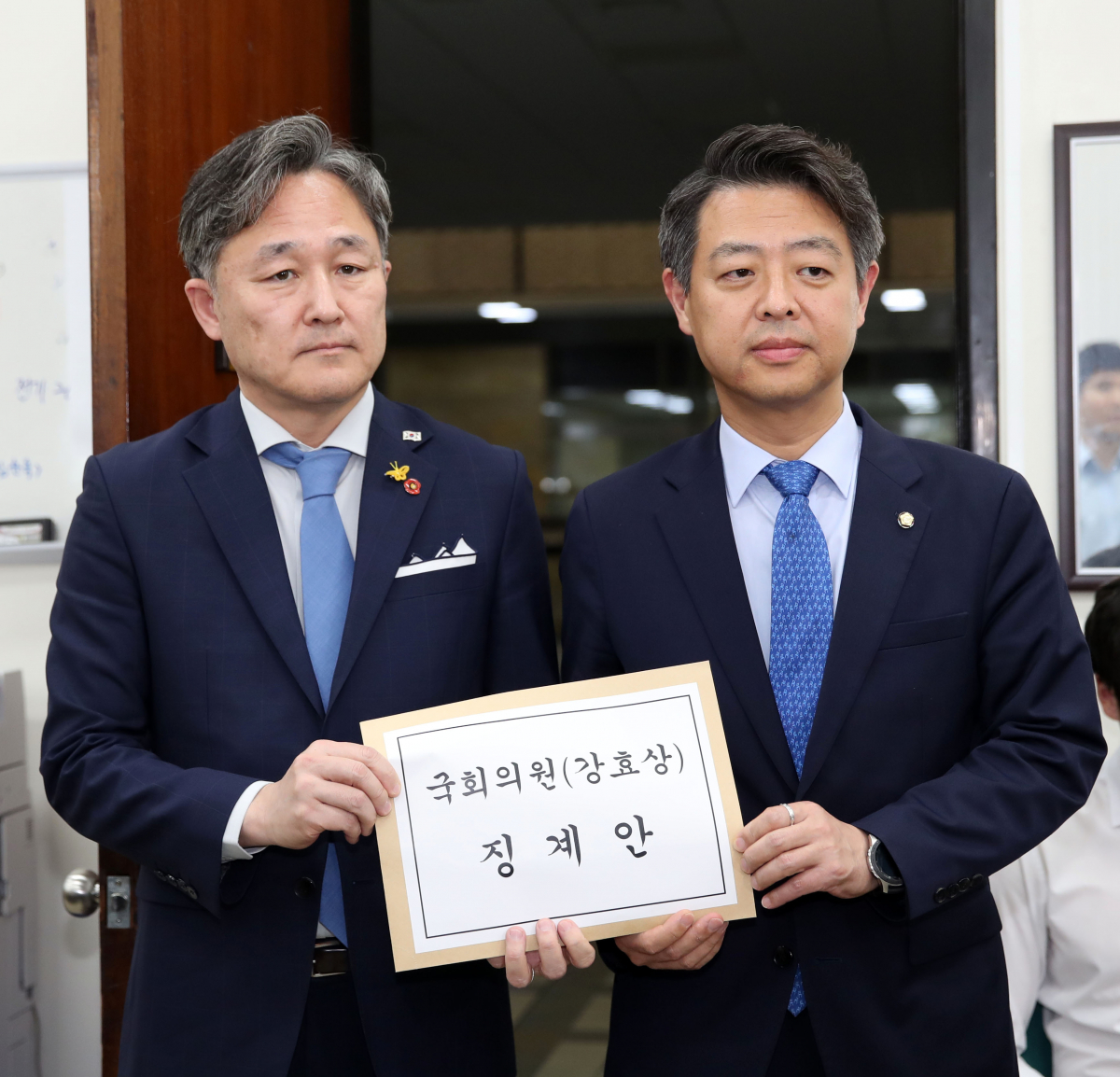 ▲더불어민주당 표창원 의원(왼쪽)과 김영호 의원이 29일 여의도 국회에서 한미 정상 간 통화 내용 유출로 논란을 일으킨 자유한국당 강효상 의원에 대한 징계안 제출을 위해 의안과로 들어서고 있다.(연합뉴스)