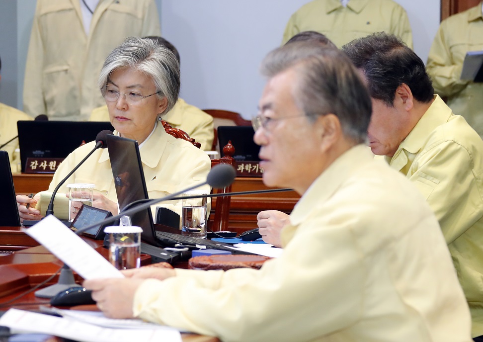 ▲문재인 대통령이 29일 오전 청와대 여민관 영상회의실에서 열린 을지태극 국무회의를 주재하고 있다. 왼쪽은 강경화 외교부 장관.(연합뉴스)