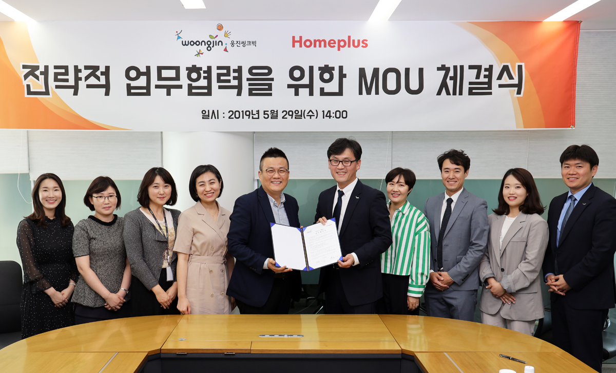 ▲29일 웅진씽크빅 파주사옥에서 최일동 웅진씽크빅 교육문화사업본부장(오른쪽에서 5번째)과 임재흥 홈플러스 영업본부장이 교육 콘텐츠 제휴 협약 체결 후 기념사진을 찍고 있다. (사진제공=웅진씽크빅)