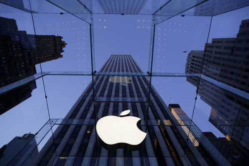 ▲뉴욕 5번가의 애플 매점 입구에 보이는 애플 로고. 뉴욕/AP뉴시스