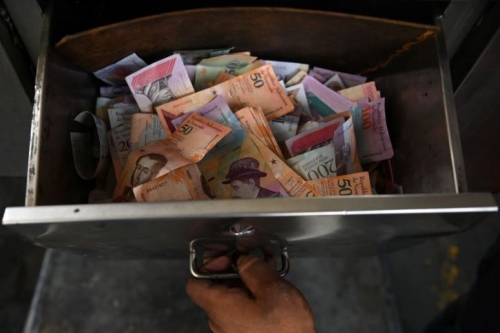 ▲베네수엘라 화폐 볼리바르화. 베네수엘라의 수도 카라카스에 있는 한 주유소. 로이터연합뉴스