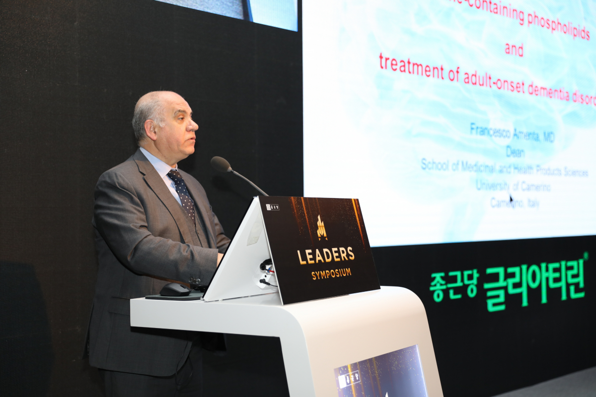 ▲28일 서울 신라호텔에서 열린 심포지움에서 이탈리아 카멜리노대학 아멘타 교수가 ‘종근당 글리아티린’의 임상결과를 발표하고 있다.(사진제공=종근당)