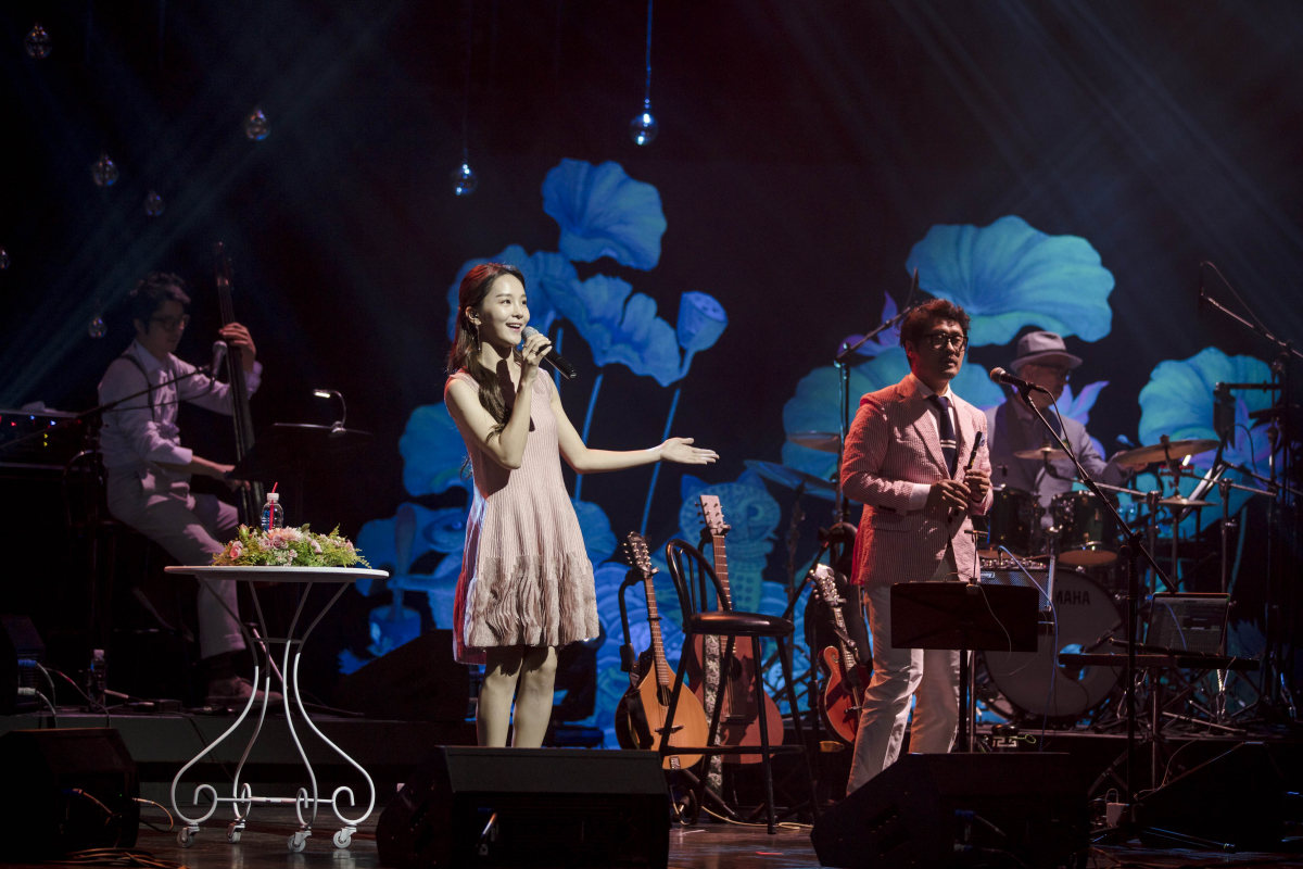 ▲지난해 펼쳐진 여우락 페스티벌에서 에스닉 퓨전밴드 '두번째 달'과 경기소리꾼 송소희는 '팔도유람 공연을 선보였다.(사진제공=국립극장)