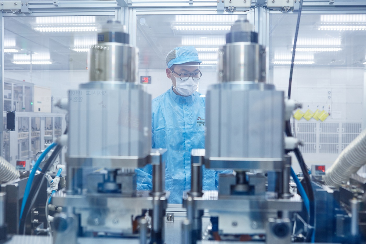 ▲SK이노베이션 배터리 셀을 생산하고 있는 엔지니어.  (사진 제공=SK이노베이션)