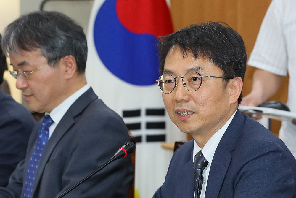 ▲박준식 신임 최저임금위원장이 30일 세종시 정부세종청사 최저임금위원회 전원회의실에서 열린 제2차 전원회의에서 인사말하고 있다.(연합뉴스)