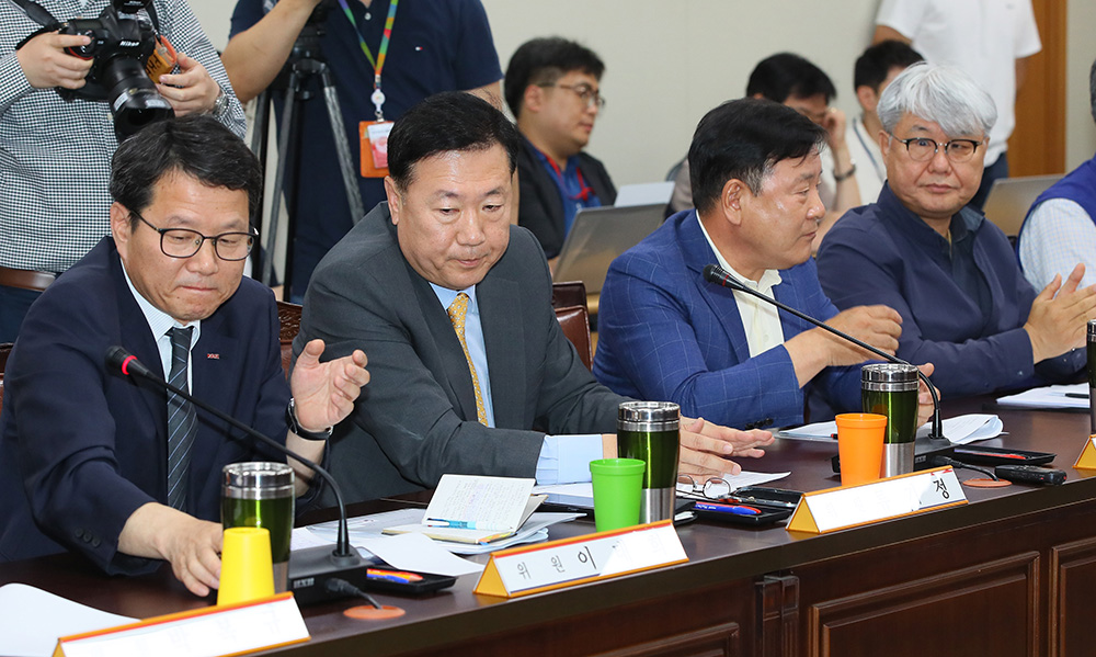 ▲근로자위원 백석근 민주노총 사무총장(오른쪽 부터), 이성경 한국노총 사무총장, 사용자 위원인 류기정 한국경영자총협회 전무, 이태희 중소기업중앙회 스마트일자리본부장이 30일 세종시 정부세종청사 최저임금위원회 전원회의실에서 열린 최저임금위원회 제2차 전원회의에서 굳은 표정으로 앉아 있다.(연합뉴스)