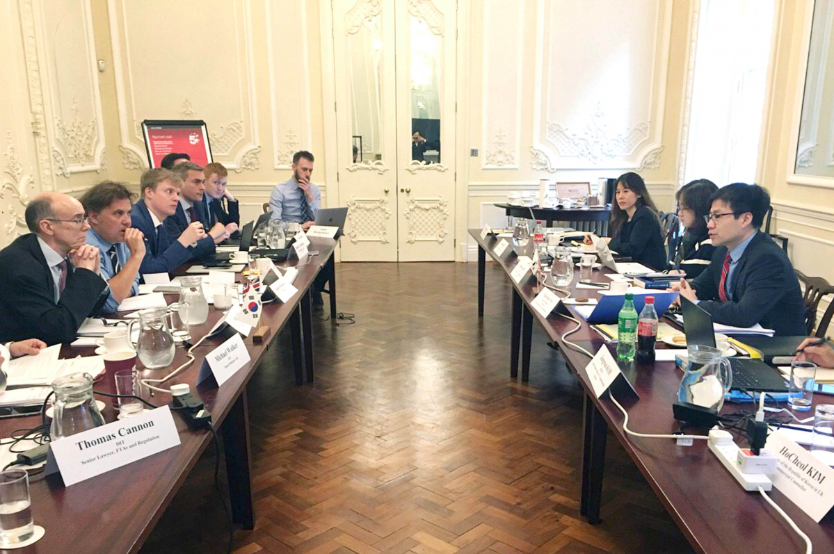 ▲여한구 산업통상자원부 통상교섭실장은 29~20일 영국 런던에서 존 알티(John Alty) 영국 국제통상부 차관보와 제7차 한-영 무역작업반 회의를 열었다.(사진 제공=산업통상자원부)