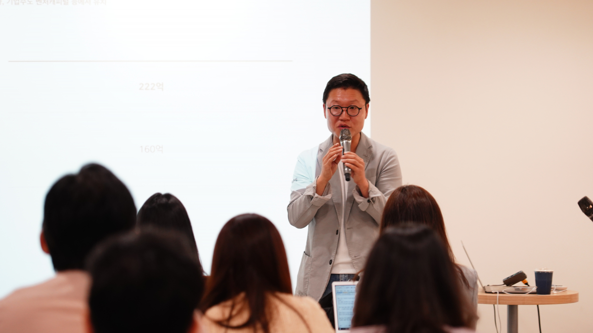 ▲김기웅 심플프로젝트컴퍼니 대표가 30일 위쿡 사직점에서 올해 사업 계획을 밝히고 있다. (사진제공=심플프로젝트컴퍼니)