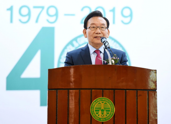 ▲김기병 이사장이 ‘개교 40주년 기념식’에서 기념사를 하고 있다(사진=롯데관광개발)